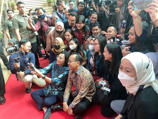 Potret Dua Menteri 'Ndeprok' di Red Carpet, Menko Airlangga: Ada 2 Wartawan Baru Pak