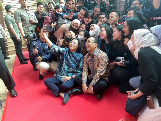 Potret Dua Menteri 'Ndeprok' di Red Carpet, Menko Airlangga: Ada 2 Wartawan Baru Pak