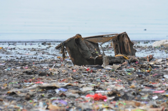 Perjuangan Petugas Angkut Berton-ton Sampah di Pesisir Utara Jakarta