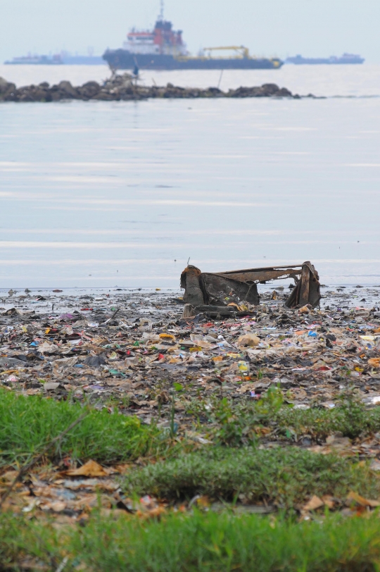 Perjuangan Petugas Angkut Berton-ton Sampah di Pesisir Utara Jakarta