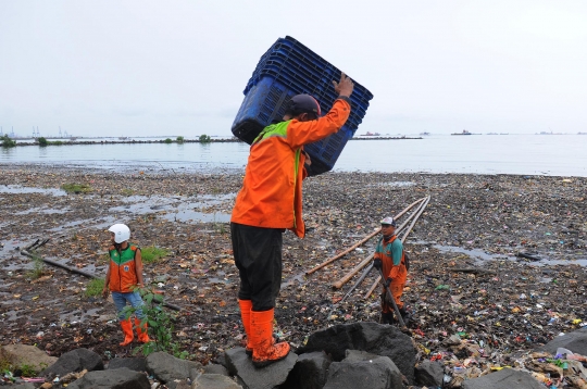 Perjuangan Petugas Angkut Berton-ton Sampah di Pesisir Utara Jakarta