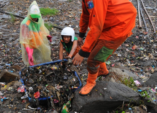 Perjuangan Petugas Angkut Berton-ton Sampah di Pesisir Utara Jakarta