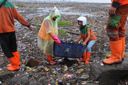 Perjuangan Petugas Angkut Berton-ton Sampah di Pesisir Utara Jakarta