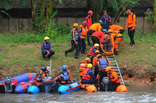 Aksi Tim Rescue DKI Jakarta Unjuk Kebolehan saat Gladi Resik Jakarta Tangguh 2023