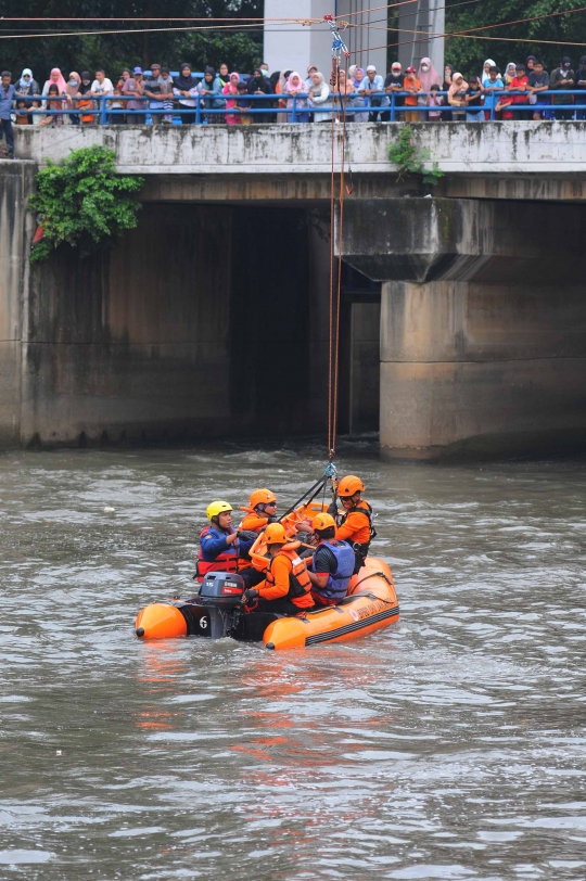 Aksi Tim Rescue DKI Jakarta Unjuk Kebolehan saat Gladi Resik Jakarta Tangguh 2023