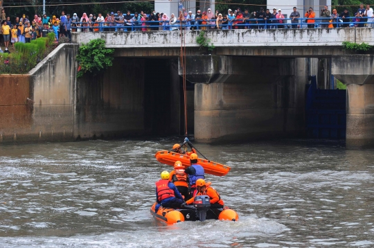 Aksi Tim Rescue DKI Jakarta Unjuk Kebolehan saat Gladi Resik Jakarta Tangguh 2023