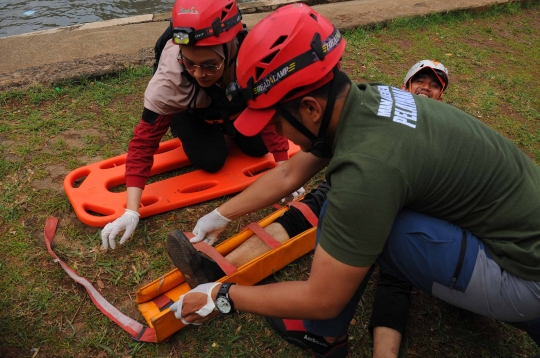 Aksi Tim Rescue DKI Jakarta Unjuk Kebolehan saat Gladi Resik Jakarta Tangguh 2023