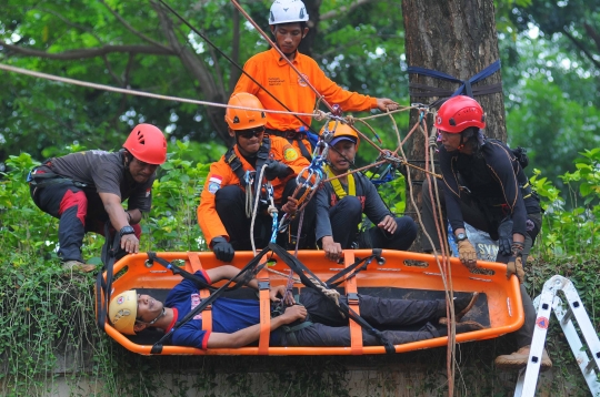 Aksi Tim Rescue DKI Jakarta Unjuk Kebolehan saat Gladi Resik Jakarta Tangguh 2023