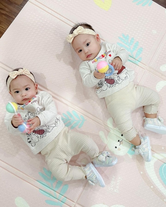 Lucu! 7 Foto Alma & Alsha Anak Kembar Anisa Rahma Menginjak 8 Bulan, Gemesin Banget