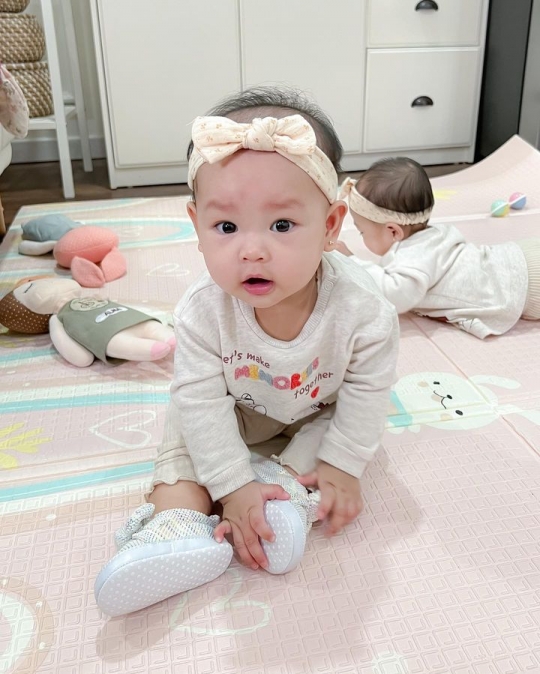 Lucu! 7 Foto Alma & Alsha Anak Kembar Anisa Rahma Menginjak 8 Bulan, Gemesin Banget