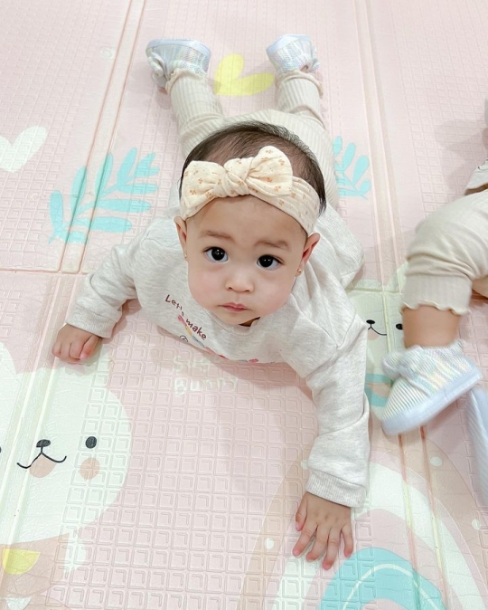 Lucu! 7 Foto Alma & Alsha Anak Kembar Anisa Rahma Menginjak 8 Bulan, Gemesin Banget