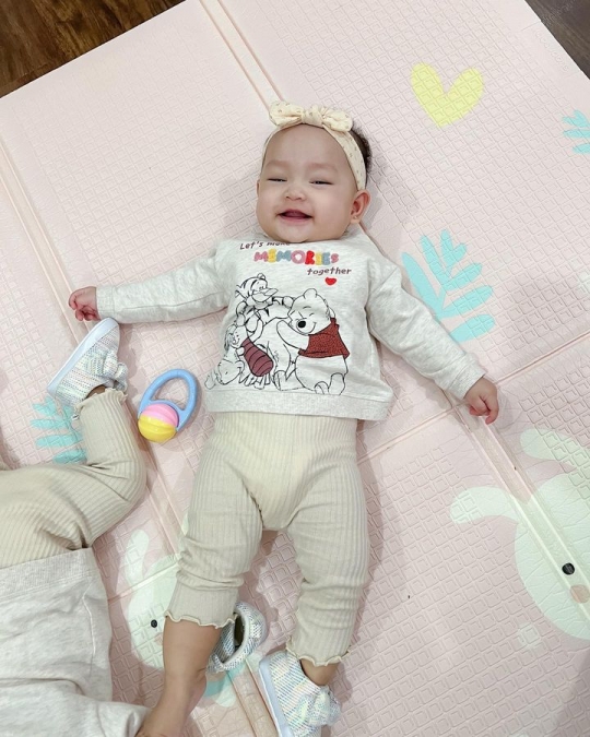 Lucu! 7 Foto Alma & Alsha Anak Kembar Anisa Rahma Menginjak 8 Bulan, Gemesin Banget