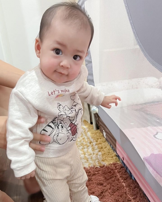 Lucu! 7 Foto Alma & Alsha Anak Kembar Anisa Rahma Menginjak 8 Bulan, Gemesin Banget