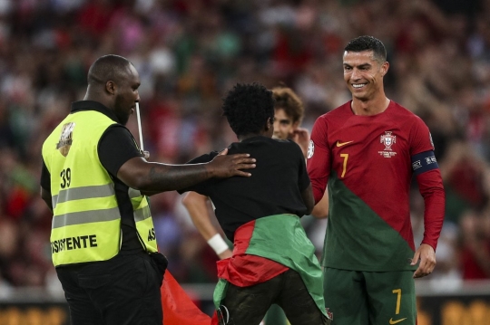 Reaksi Cristiano Ronaldo Dipeluk dan Gendong Suporter Nekat Penerobos Lapangan