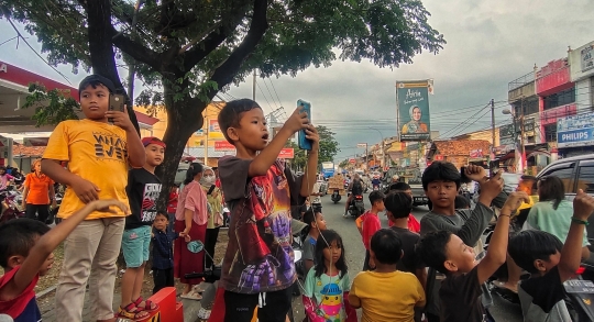 Wajah Ceria Anak-Anak Berburu Suara Telolet Bus di Akhir Pekan