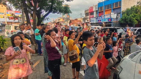 Wajah Ceria Anak-Anak Berburu Suara Telolet Bus di Akhir Pekan