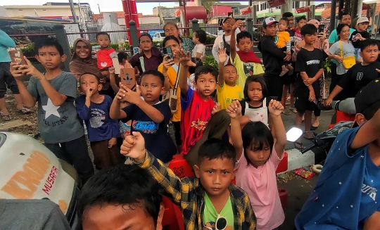 Wajah Ceria Anak-Anak Berburu Suara Telolet Bus di Akhir Pekan