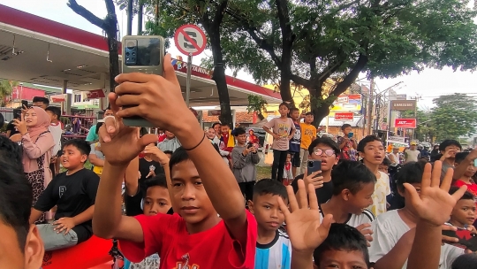 Wajah Ceria Anak-Anak Berburu Suara Telolet Bus di Akhir Pekan