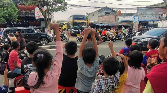 Wajah Ceria Anak-Anak Berburu Suara Telolet Bus di Akhir Pekan