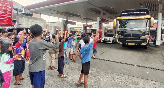 Wajah Ceria Anak-Anak Berburu Suara Telolet Bus di Akhir Pekan