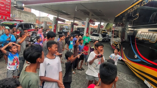 Wajah Ceria Anak-Anak Berburu Suara Telolet Bus di Akhir Pekan