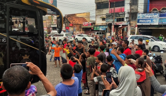 Wajah Ceria Anak-Anak Berburu Suara Telolet Bus di Akhir Pekan