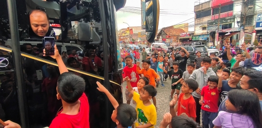 Wajah Ceria Anak-Anak Berburu Suara Telolet Bus di Akhir Pekan