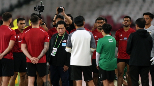 Wajah Serius Erick Thohir Saat Beri Arahan Timnas Indonesia Sebelum Latihan di SUGBK