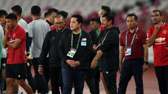 Wajah Serius Erick Thohir Saat Beri Arahan Timnas Indonesia Sebelum Latihan di SUGBK