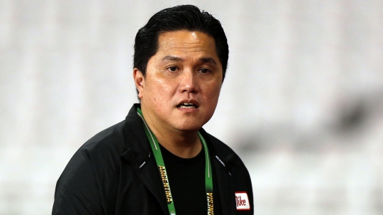 Wajah Serius Erick Thohir Saat Beri Arahan Timnas Indonesia Sebelum Latihan di SUGBK