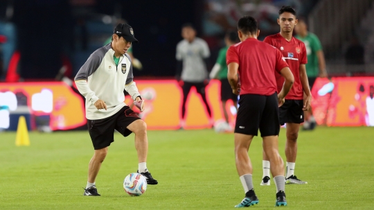 Wajah Serius Erick Thohir Saat Beri Arahan Timnas Indonesia Sebelum Latihan di SUGBK