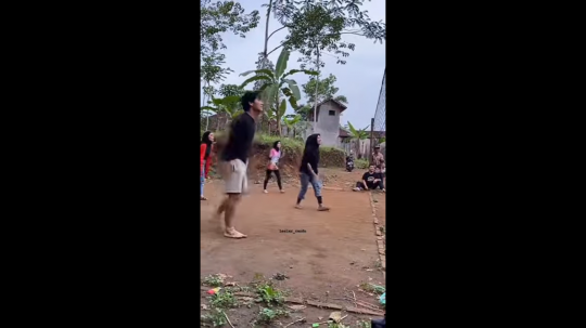 Keseruan Lesti Main Bola Voli di Kampung Halaman, Rizky Billar Bikin Heboh