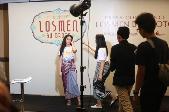 Maudy Koesnaedi Rapikan Karpet Hingga Baju Pemain Serial Losmen Bu Broto saat Foto