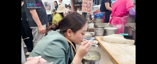 Potret Nagita Slavina Blusukan ke Pasar Cari Makanan, Makan Mi Viral & Borong Cokelat