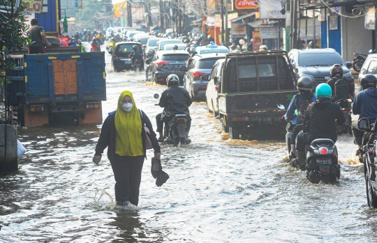 Banjir Kiriman Bogor Genangi Simpang Mampang, Lalu Lintas Depok ke Sawangan Mengular