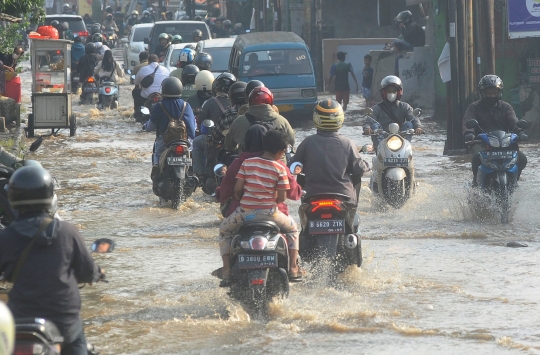 Banjir Kiriman Bogor Genangi Simpang Mampang, Lalu Lintas Depok ke Sawangan Mengular