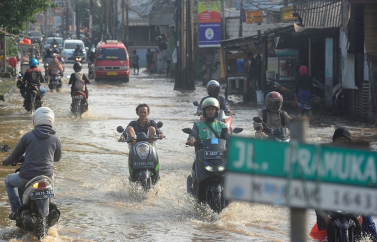 Banjir Kiriman Bogor Genangi Simpang Mampang, Lalu Lintas Depok ke Sawangan Mengular