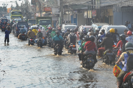 Banjir Kiriman Bogor Genangi Simpang Mampang, Lalu Lintas Depok ke Sawangan Mengular