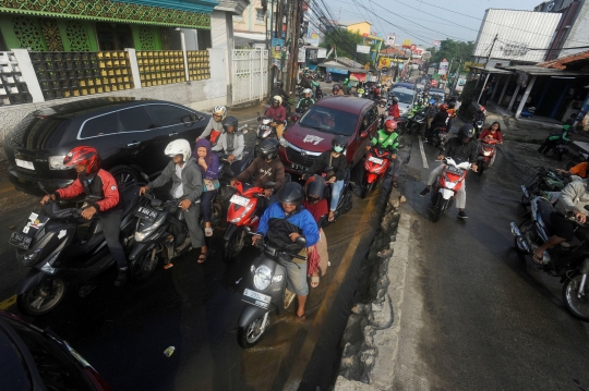 Banjir Kiriman Bogor Genangi Simpang Mampang, Lalu Lintas Depok ke Sawangan Mengular