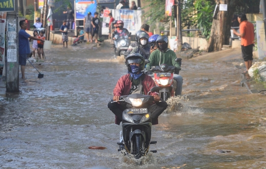 Banjir Kiriman Bogor Genangi Simpang Mampang, Lalu Lintas Depok ke Sawangan Mengular