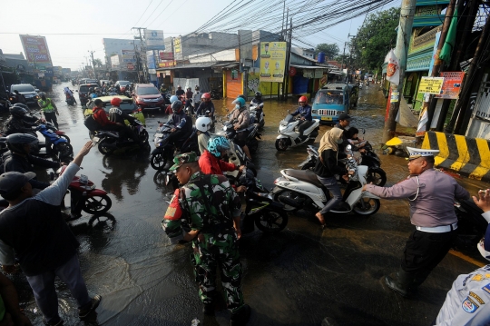 Banjir Kiriman Bogor Genangi Simpang Mampang, Lalu Lintas Depok ke Sawangan Mengular