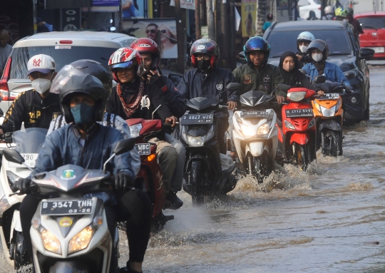 Banjir Kiriman Bogor Genangi Simpang Mampang, Lalu Lintas Depok ke Sawangan Mengular