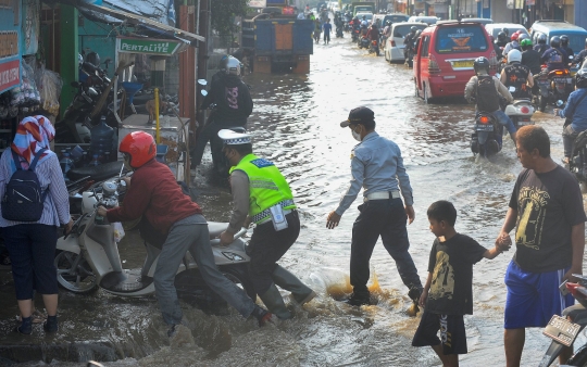 Banjir Kiriman Bogor Genangi Simpang Mampang, Lalu Lintas Depok ke Sawangan Mengular