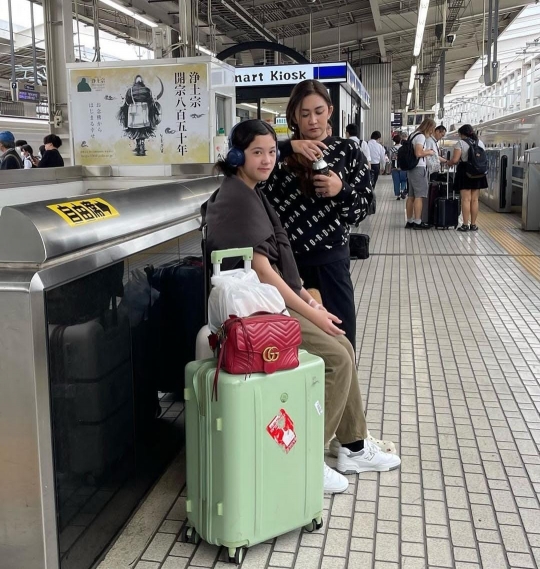 Sweet! Nafa Urbach & Zack Lee Kompak Ajak Putri Cantiknya Liburan Bareng di Jepang