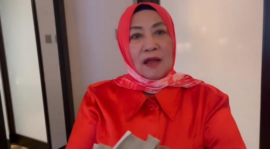 Dewi Perssik Beri Uang Dollar Banyak Banget Buat Mama: Ini Rahasiaku Selama Berkarier