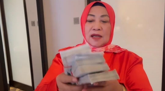 Dewi Perssik Beri Uang Dollar Banyak Banget Buat Mama: Ini Rahasiaku Selama Berkarier