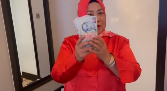 Dewi Perssik Beri Uang Dollar Banyak Banget Buat Mama: Ini Rahasiaku Selama Berkarier