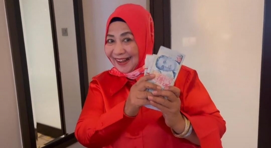 Dewi Perssik Beri Uang Dollar Banyak Banget Buat Mama: Ini Rahasiaku Selama Berkarier