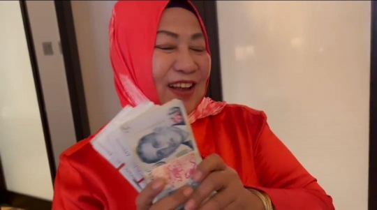 Dewi Perssik Beri Uang Dollar Banyak Banget Buat Mama: Ini Rahasiaku Selama Berkarier