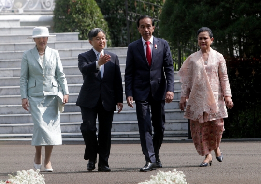 Momen Jokowi Sopiri Kaisar Jepang Keliling Kebun Raya Bogor hingga Tanam Pohon Gaharu